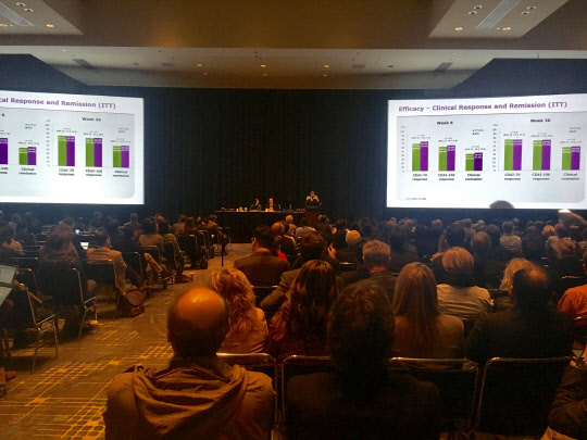 지난 6일부터 9일까지 미국 시카고에서 개최된 미국 소화기병 주간 학술대회에서 김영호 성균관대 교수가 램시마의 임상 결과에 대해 발표하고 있다.(셀트리온 제공)